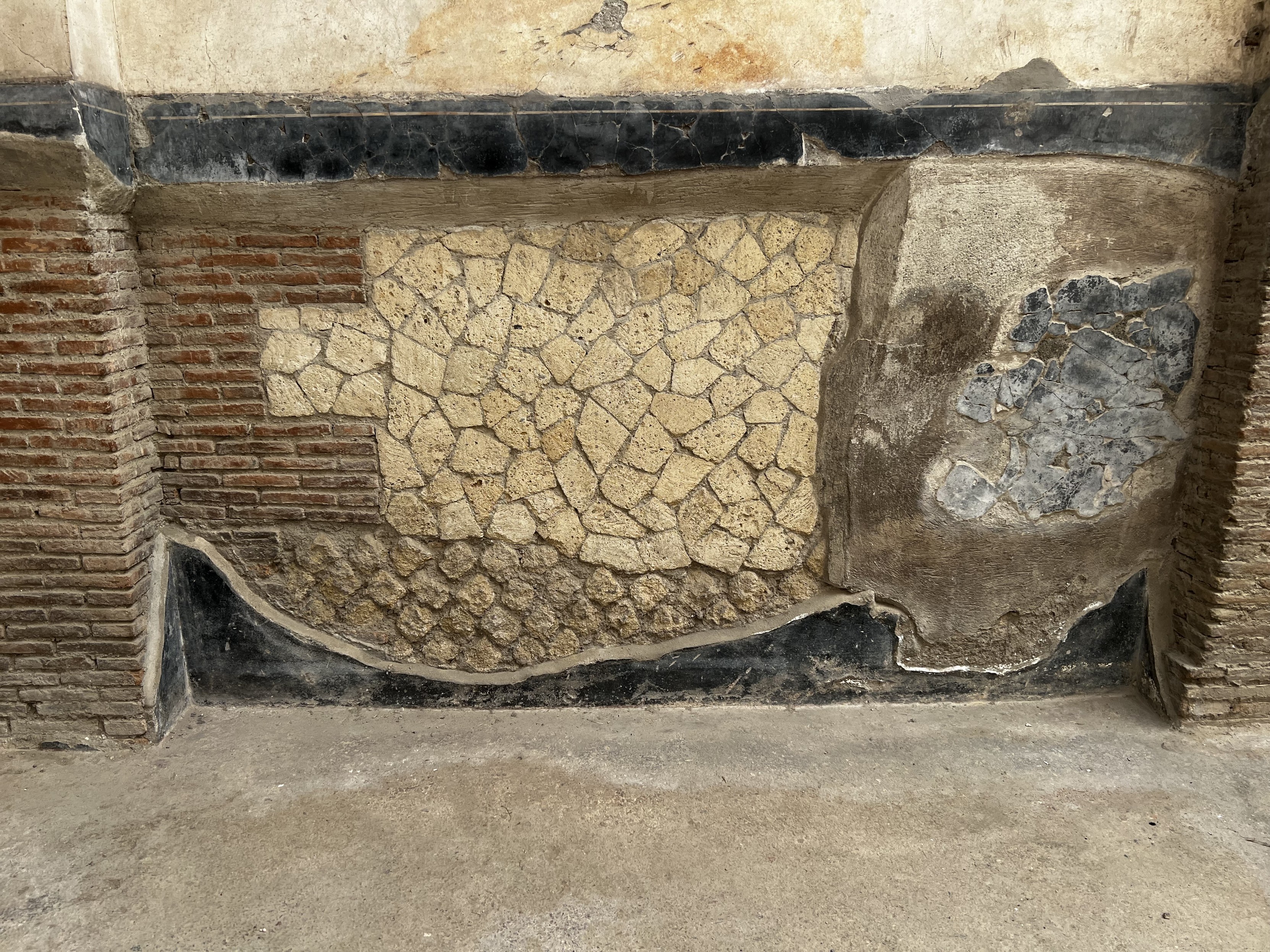 Photo of a wall, composed of at least 4 types of bricks, taken in Herculaneum. 